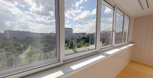 Чем застеклить балкон: ПВХ или алюминием Королёв